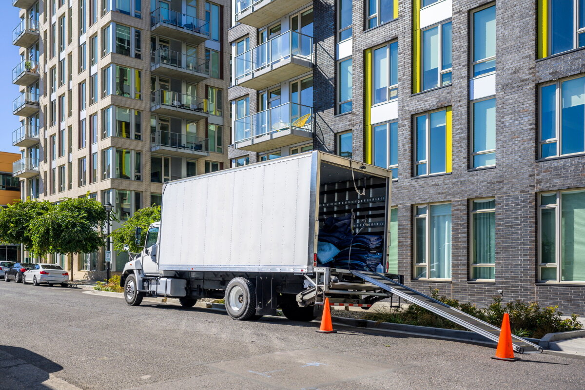    Фактически УК никак не может узнать о смене владельцев жилья, следить за переездами они не обязаны