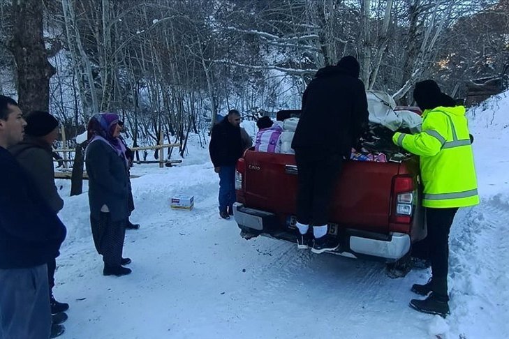     Собака привела заблудившихся спасателей в горную деревню в Турции, разрушенную землетрясением