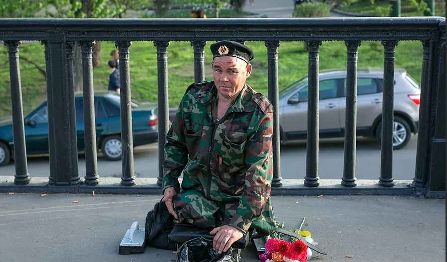 Раненые ветераны. Попрошайки в военной форме. Ветераны инвалиды Чеченской войны. Инвалид в военной форме.