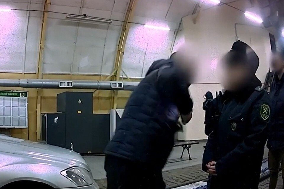     29-летний белорус едва не ударил сотрудницу таможни и может сесть в тюрьму на 7 лет. Фото: стоп-кадр | видео ГТК