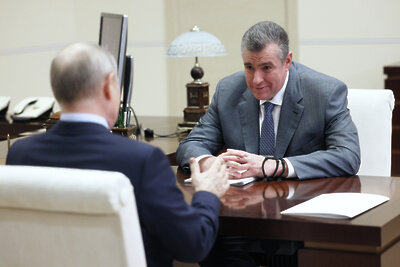    Президент РФ Владимир Путин и руководитель фракции ЛДПР в Государственной Думе РФ Леонид Слуцкий (справа) во время встречи ©Михаил Метцель РИА Новости