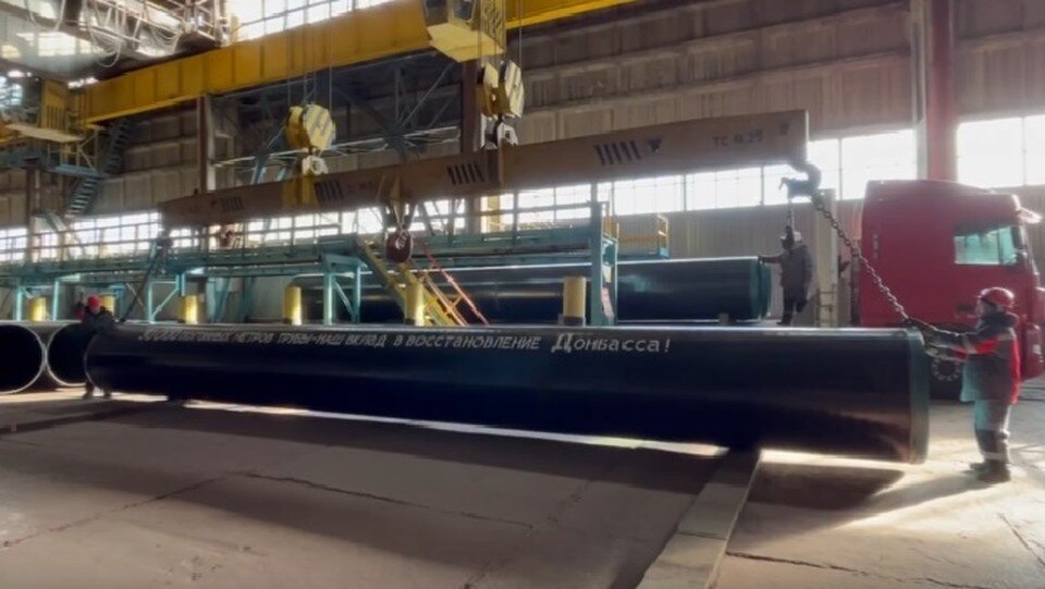     Последние погонные метры труб, изготовленные в Харцызске, уже доставили на стройплощадку. Фото: кадр из видео Марата Хуснуллина