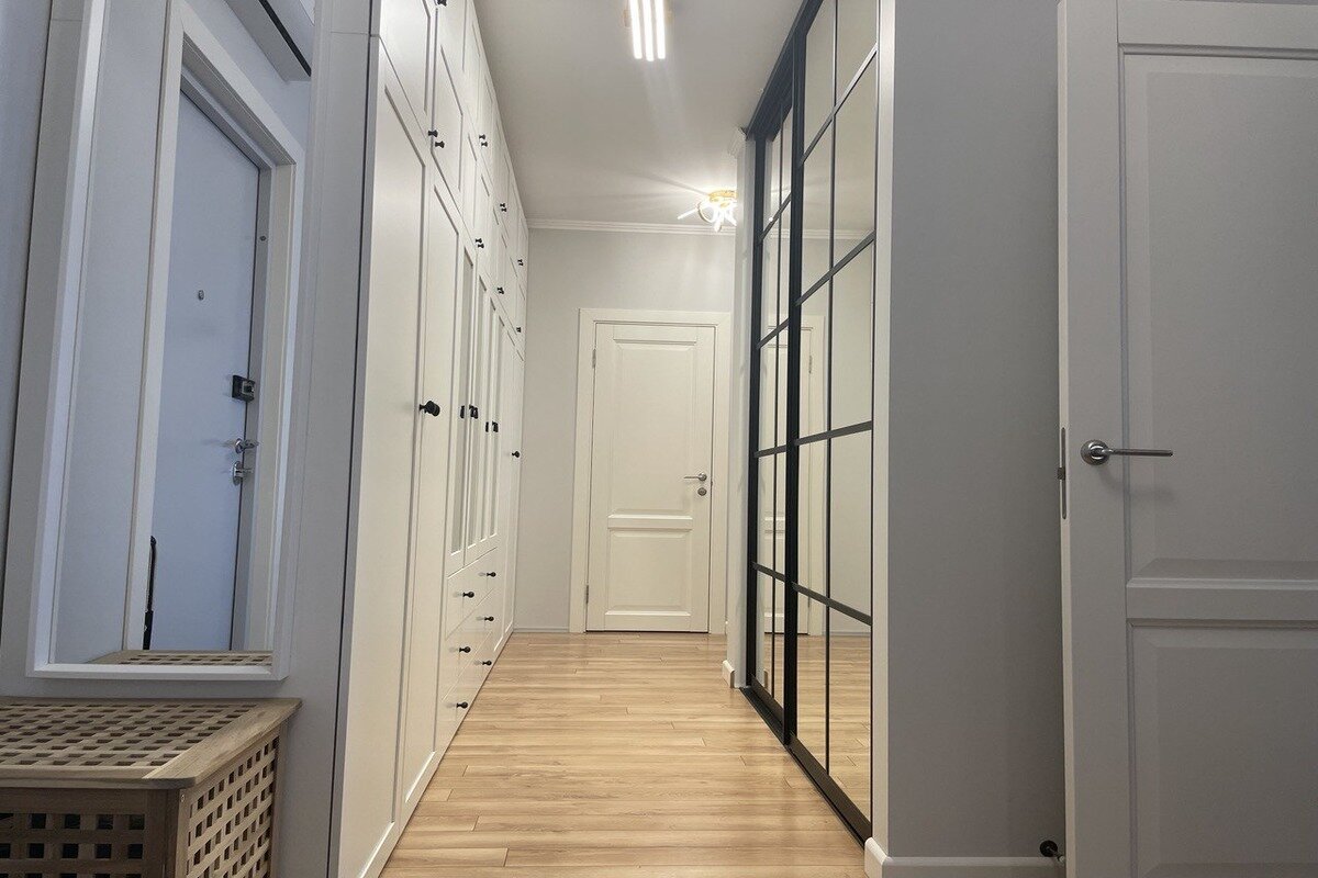    За зеркальными дверями «спряталась» кладовая, которой изначально не было в плане квартиры