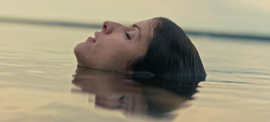 Кадр из фильма Alice, Darling. Режиссер: Мэри Найи. Оператор: Майкл Роберт МакЛафлин. Производство: Babe Nation Films, Castelletto Films, Elevation Pictures, Lionsgate, Ontario Creates, Téléfilm Canada 