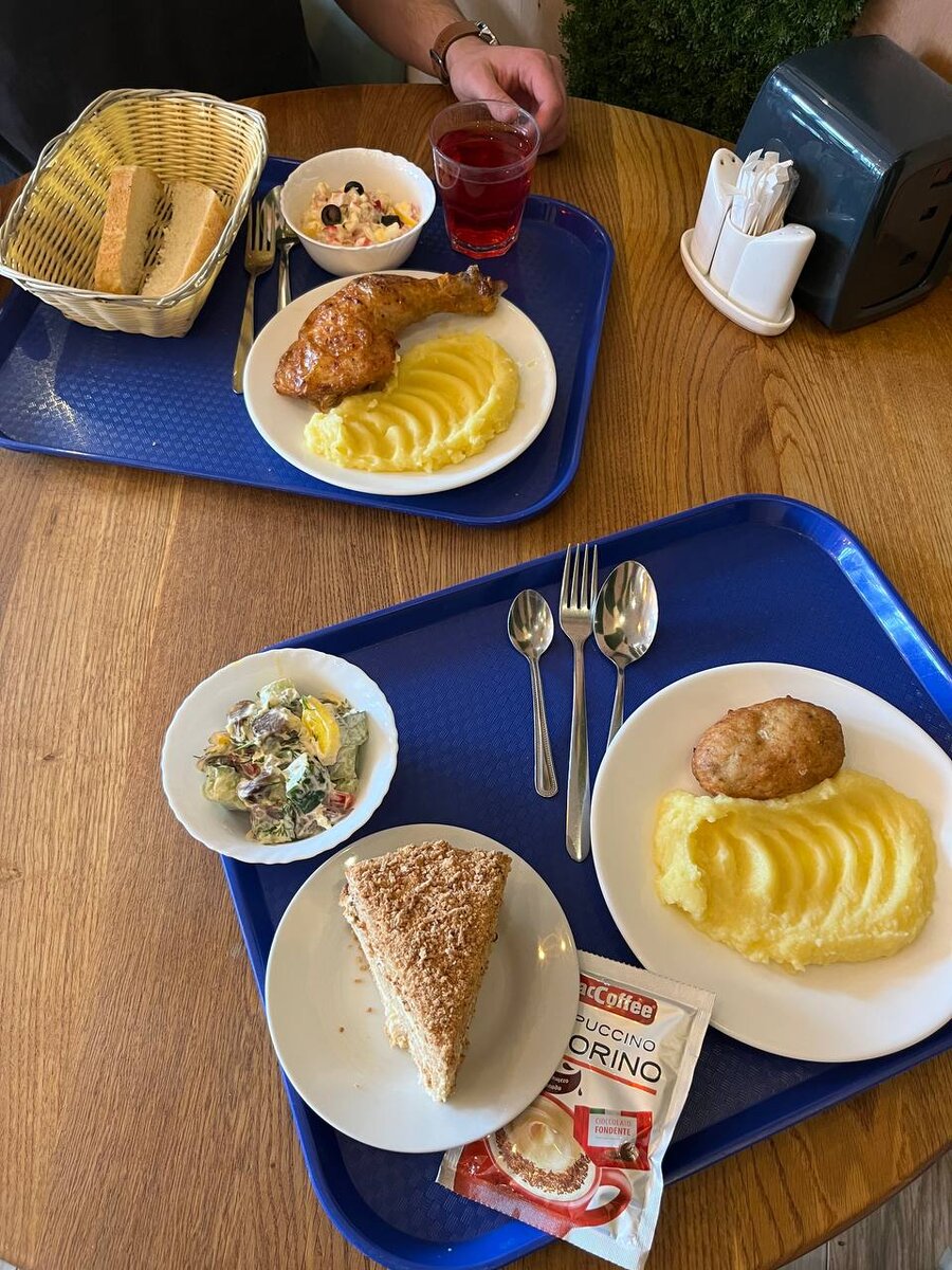 За двоих этот обед вышел 850 рублей. Ну тут мы брали курицу с ценой за граммы, а не за штуку :) 