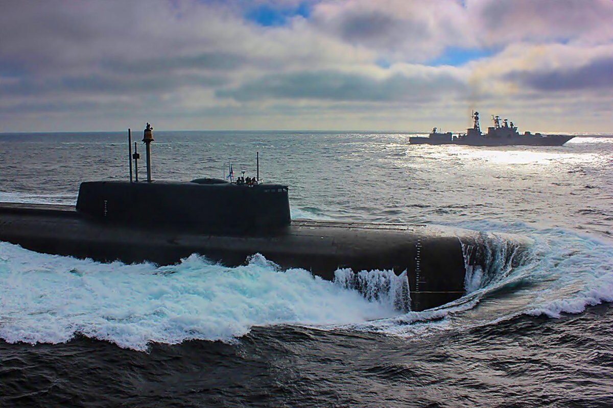 подводная лодка в море