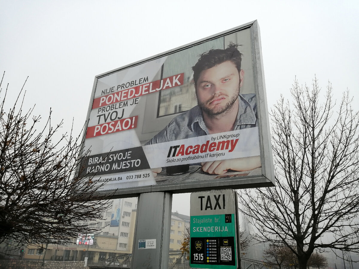 Мотивирующий плакат на тему поиска работы в Сараево (Босния и Герцеговина). Декабрь 2019 года, фото автора.