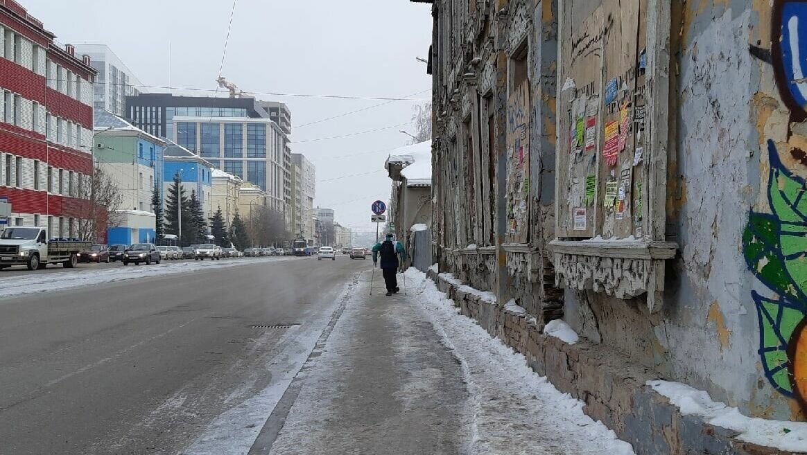     Нынешняя зима, не самая снежная (большие метели были лишь в самом начале года), стала настоящим испытанием для пешеходов. Если проезжую часть все-таки неплохо чистят, то о людях, которые передвигаются в общественном транспорте или на своих двоих, как будто забыли.