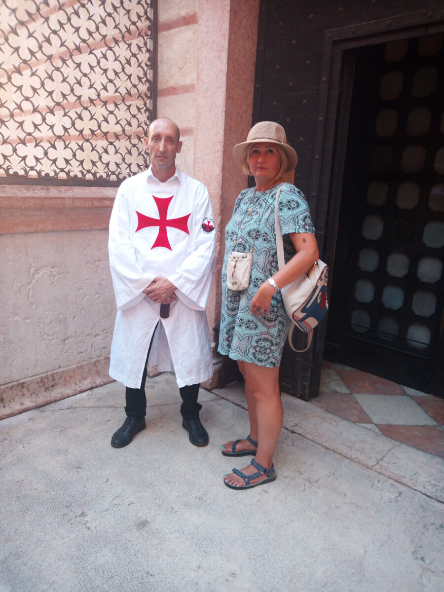 Беседую с сотрудником храма в Вероне у гробницы знатного рода Скалигеров, который правил Вероной с 1260 по 1387 годы. 