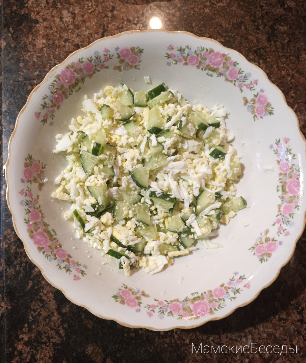 4 вареных яйца, 3 штуки идут в салат, одна - на украшение. Фото автора