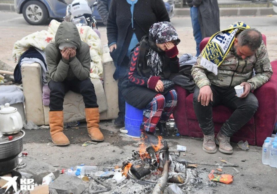     Сотни тысяч людей выжили во время землетрясения, но остались без крова. Владимир ВЕЛЕНГУРИН