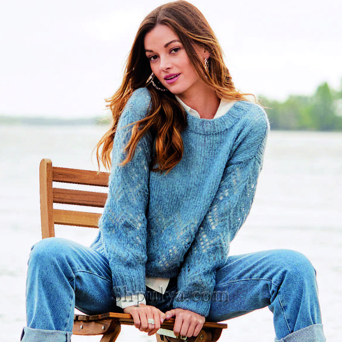 Пушистый голубой пуловер с ажурным низом