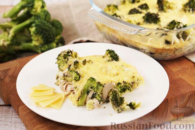 куриное филе, капуста брокколи, сыр твёрдый, яйца, сметана, чеснок, масло подсолнечное, соль, перец чёрный молотый, травы сухие итальянские