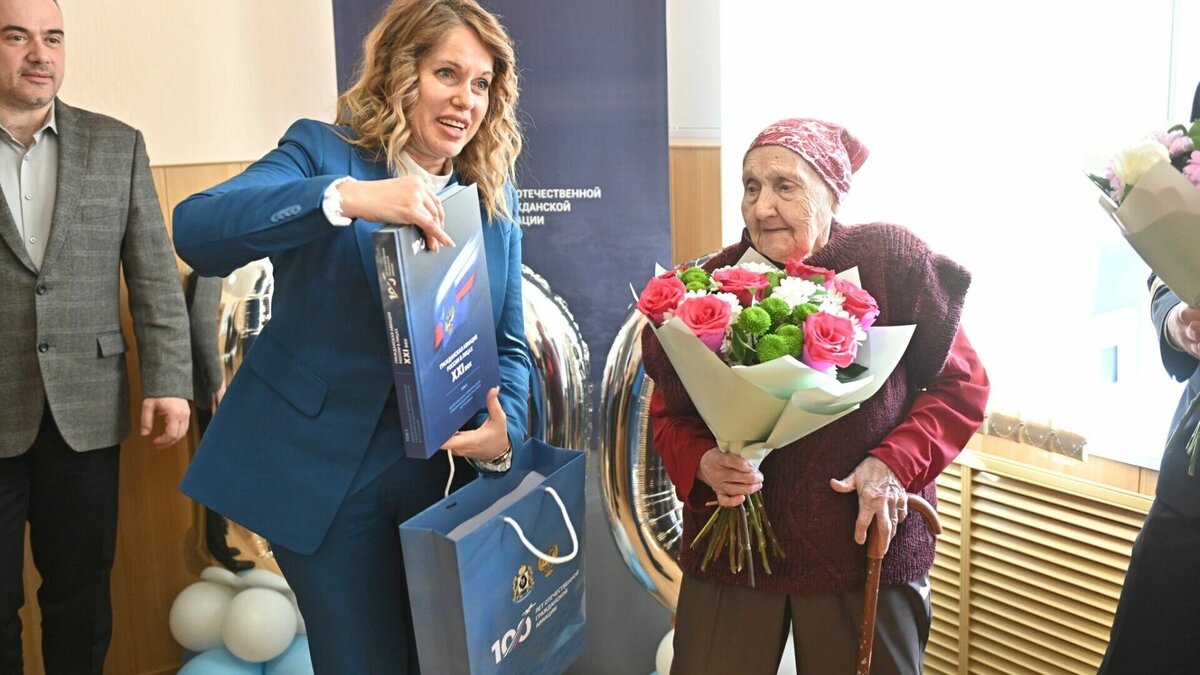     В офисе «Хабаровских авиалиний» со 100-летием отечественной гражданской авиации поздравили ее заслуженного ветерана — Прасковью Ивановну Лелюх. Ей идет уже 98-й год.