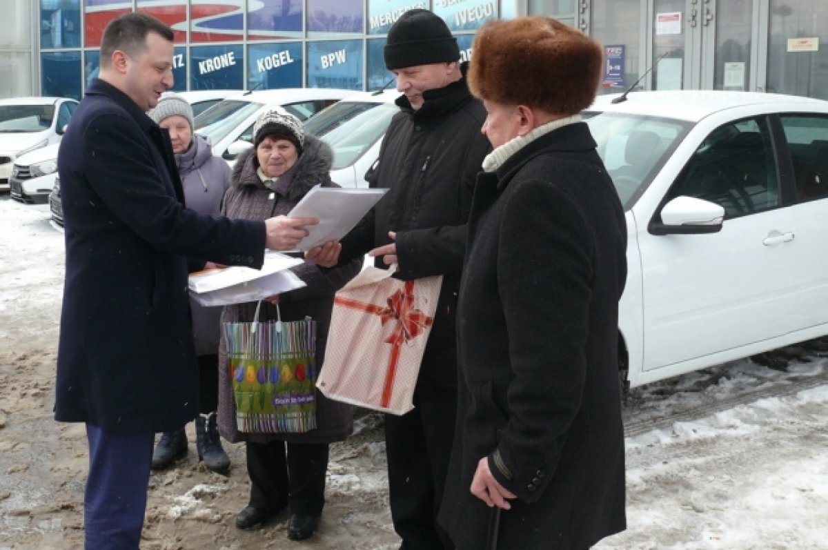    Тулякам, пострадавшим на производстве, вручили 4 новых автомобиля