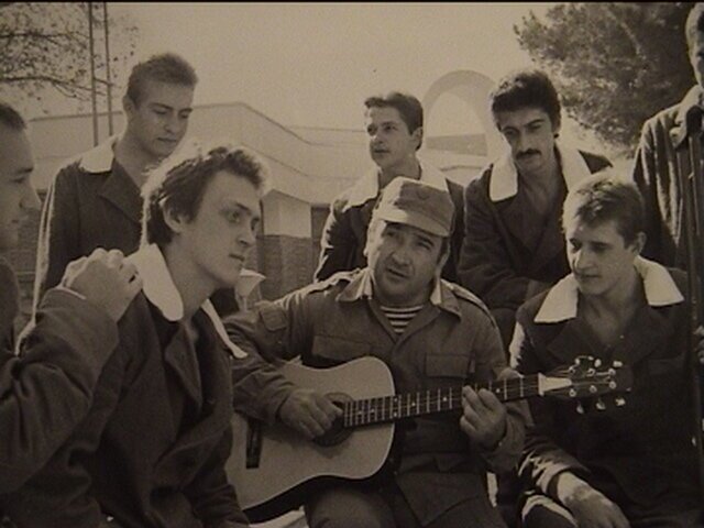 Афганские под гитару. Солдаты поют в афгане. Инвалиды афганцы поют песни. Группа каскад в афганистане. Группа афганцев.