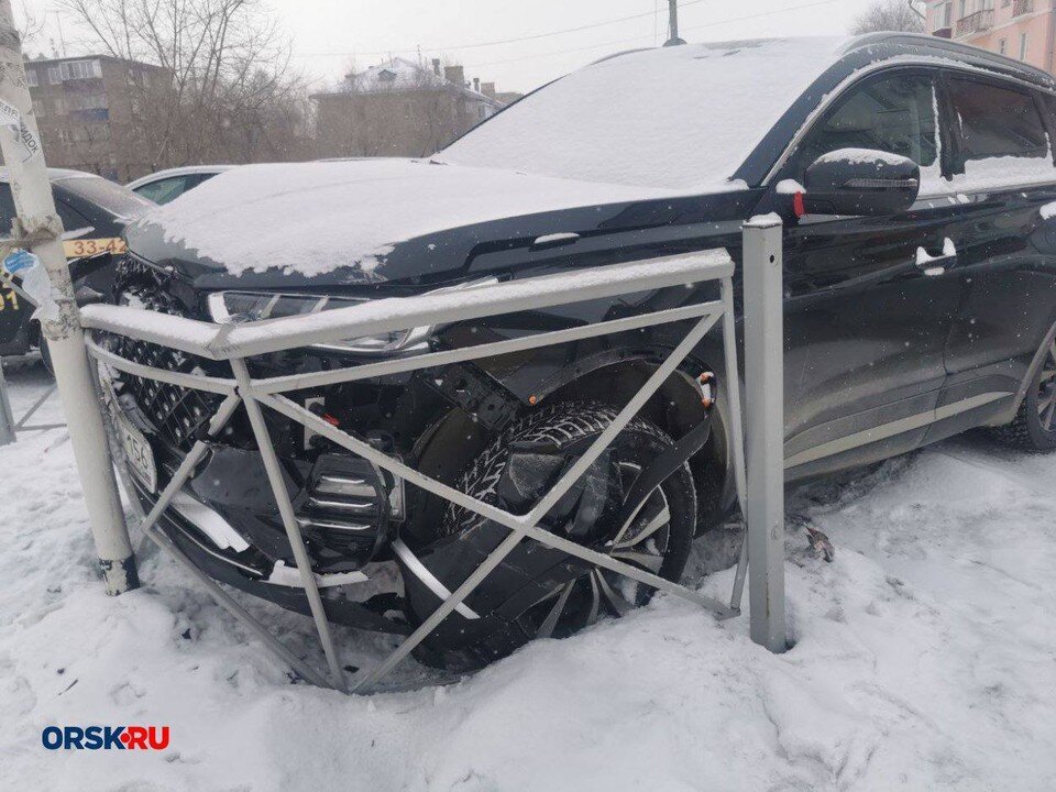     Две иномарки столкнулись на пешеходном переходе