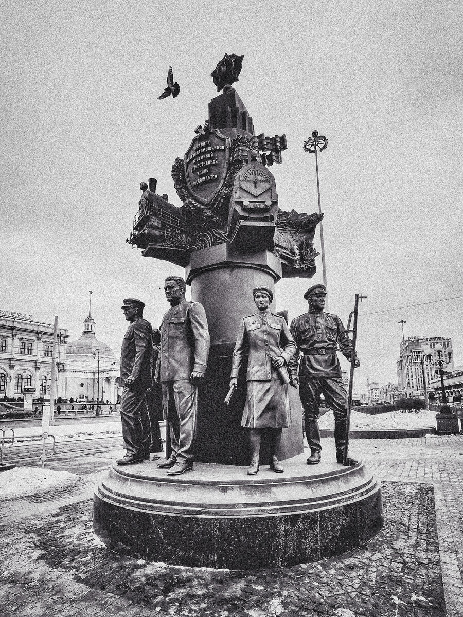 Памятник железнодорожникам на комсомольской площади в москве