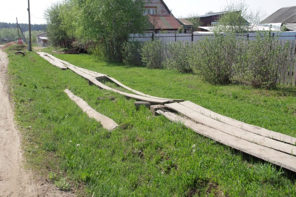 Тротуар в селе. Деревянный тротуар. Тротуар в деревне. Дощатые тротуары в деревне. Старый деревянный тротуар.