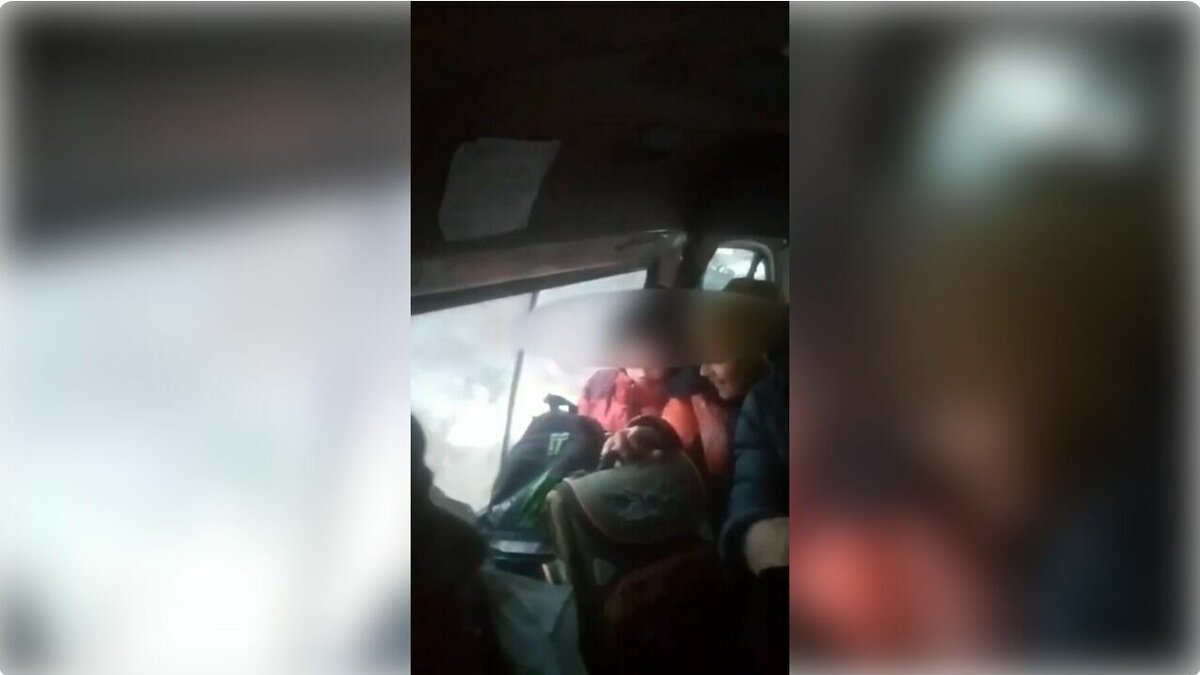     Дети из села Острогорка вынуждены добираться до школ в переполненных маршрутках, сообщает корреспондент NewsTracker.