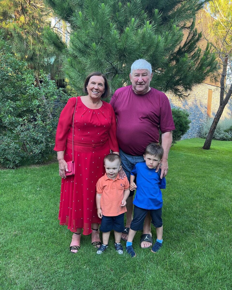    Родители Александра Овечкина с внуками Фото: Инстаграм (запрещен в РФ) / @aleksandrovechkinofficial