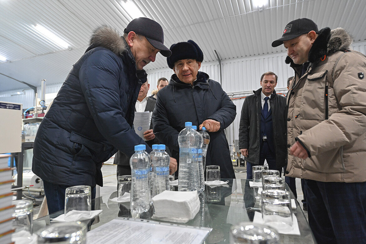 До начала сессии Рустам Минниханов посетил цех по розливу минеральной воды «Хан-Су». Фото: rais.tatarstan.ru