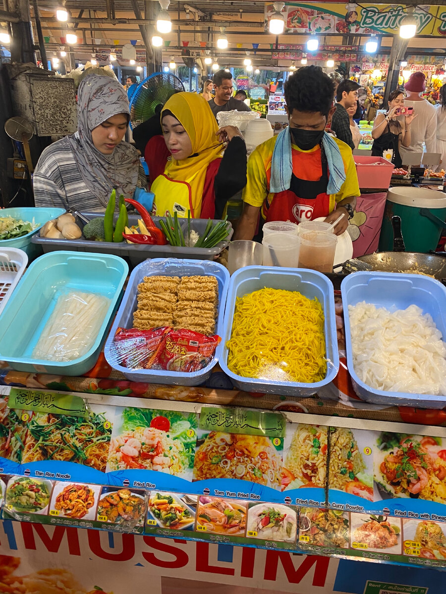Самая популярная точка, работающая 10 лет подряд. Тут даже выстраиваются очереди 