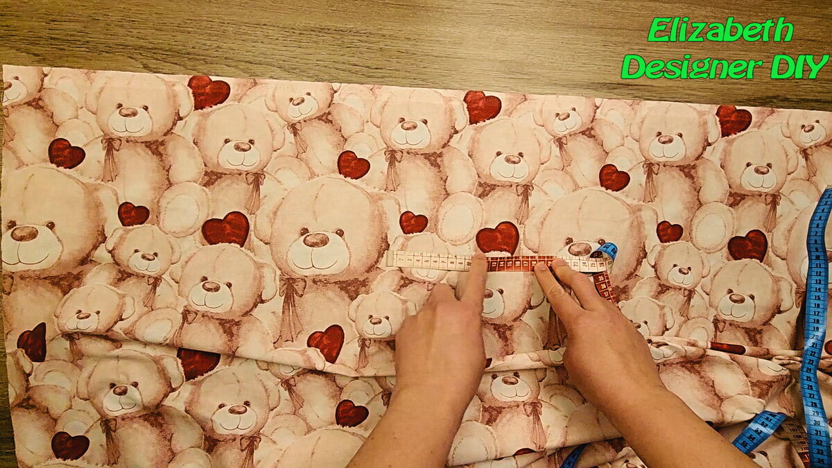 Перед работой надо проанализировать рисунок. Как направление, так и сюжет. В моём случае ярко выражены большие мордочки медвежат. Поэтому их надо разместить симметрично. Это важно для красоты.  Между мордочками я нахожу середину