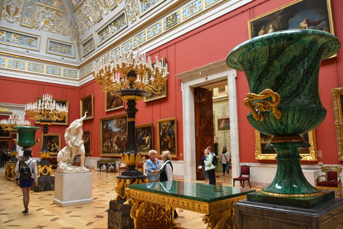 Hermitage museum st. Музей Эрмитаж в Санкт-Петербурге. Эрмитаж Санкт-Петербург внутри. Экспонаты музея Эрмитаж в Санкт Петербурге. Государственный музей Эрмитаж.