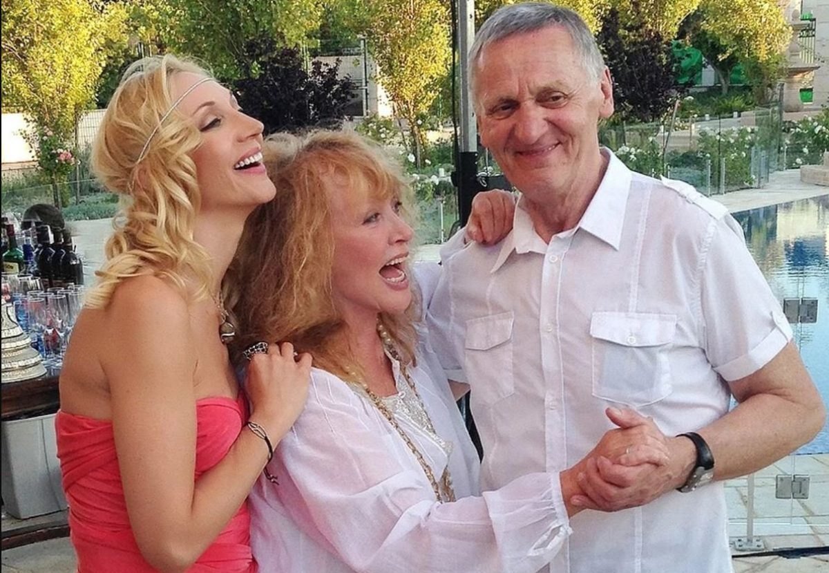     Почему 77-летний отец Кристины Орбакайте вынужден подрабатывать Дедом Морозом