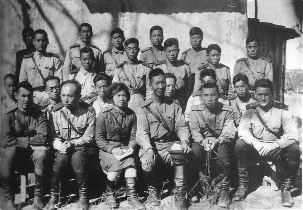    Будущий великий вождь в Вятском - второй справа в нижнем ряду.