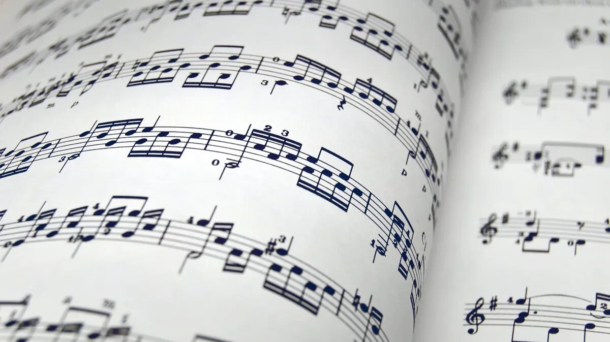 23 февраля традиционно сопровождается песнями. Фото: pxhere.com