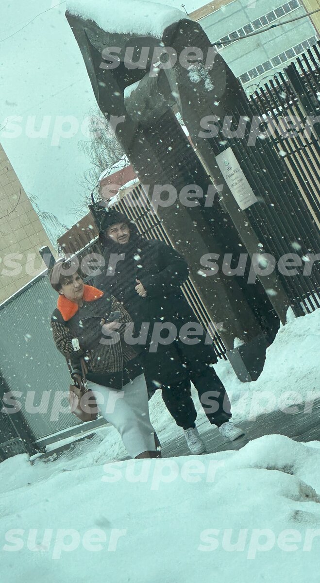    Джиган выходит из клиники «Роса» Фото: Super