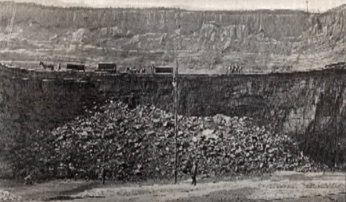 Карьер михайловский рудник курская область. Кма курская магнитная аномалия. Курская магнитная аномалия кма в железногорске. Первая добыча руды. Михайловский гок курская область.