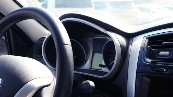     Машина пенсионера застряла в снегу, из-за чего он решил угнать чужую, чтобы съездить за продуктами. О случившемся рассказали в пресс-службе МВД Карелии.