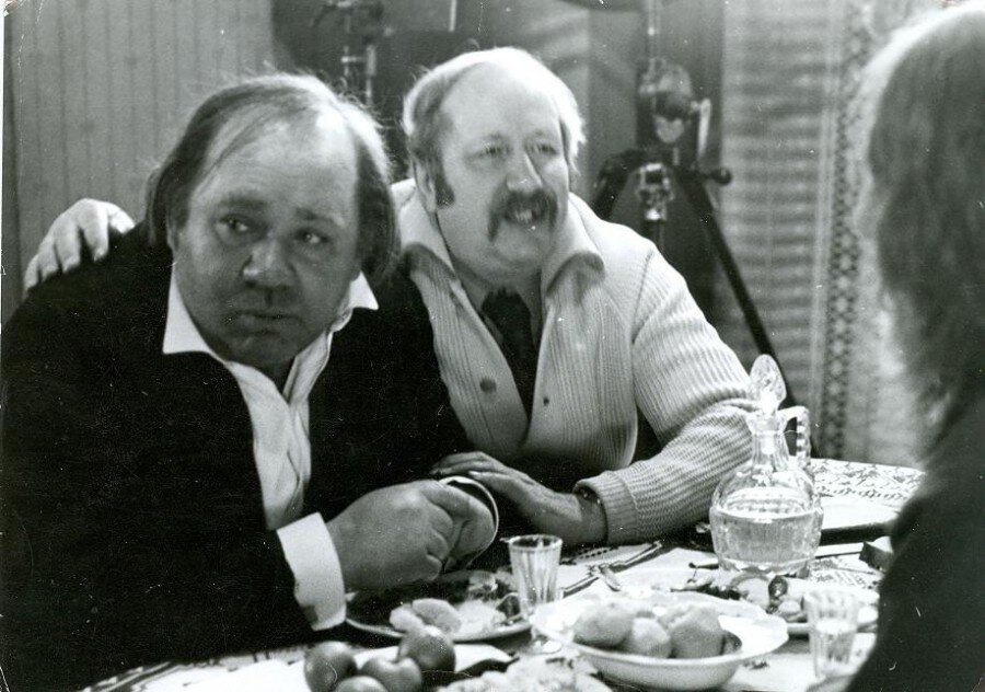 16 февраля 1920 года родился Михаил Швейцер - советский и российский кинорежиссер, сценарист, Народный артист СССР.

Михаил (при рождении Моисей) Абрамович Швейцер появился на свет в Перми. В пять лет мальчик вместе с семьёй переезжает в Москву.

Путь к творческой профессиональной деятельности кинорежиссёра и сценариста лежал для Михаила через режиссёрский факультет ВГИК. Обучение проходило в мастерской знаменитого советского кинорежиссёра Сергей Эйзенштейна. Окончание пришлось на 1943 год, после чего Михаил Швейцер работал ассистентом М.И. Ромма на Мосфильме. В 1949 году выходит его совместная с однокурсниками работа – фильм «Путь славы».

Дальнейшая судьба, связанная с кампанией борьбы с космополитизмом в стране, привела к увольнению Михаила Абрамовича с Мосфильма. Помощь Михаила Ромма сделала Швейцера режиссёром документальных фильмов на Свердловской киностудии, где он работал в начале 1950-х годов.

В 1954 году происходит возвращение Михаила Швейцера в художественный кинематограф. Он участвует в съёмках фильма «Кортик» по повести А.Н. Рыбакова совместно с режиссёром В.Я. Венгеровым.

Дальше начался творческий взлёт Михаила Швейцера, как кинорежиссёра. Его картины вызывают интерес и зрителя и критиков. Он неизменно обращается к личности человека и его характеру в различных жизненных условиях: банальных, бытовых, парадоксальных и трагических, глубоко раскрывая как сам характер и поступки человека, так и играющую немаловажную роль в определённых ситуациях и проявлении характеров героев окружающую действительность.

Это внимание режиссёра к человеку и социальным реалиям сохранилось во всех его работах. Так было и в первых, вышедших на экраны во второй половине 1950-х годов фильмах, таких, как «Чужая родня», так и в последующих, где Швейцер обращается к произведениям русской классики. Его фильмы, снятые по произведениям Л.Н. Толстого, А.С. Пушкина, А.П. Чехова, Н.В. Гоголя, снятые с трепетным отношением к авторскому слову, одновременно пронизаны режиссёрским видением сюжета и замысла. В той же яркой манере проявил своё творчество Михаил Швейцер и при съёмках фильма по произведению Ильфа и Петрова «Золотой телёнок».

Деятельность и творчество кинорежиссёра и сценариста Михаила Швейцера были неоднократно отмечены государственными премиями, наградами и заслуженными званиями. Первым в этой череде стало присвоение в 1965 году звания Заслуженного деятеля искусств РСФСР. Спустя 12 лет, в 1977 году он стал Лауреатом Государственной премии и Народным артистом РСФСР. Дальше режиссёра ждали Звание Народного артиста СССР и новые премии и награды.

Последние работы Михаила Швейцера вышли в свет в 1987, 1992 и 1993 годах. Они были сняты совместно с супругой С.А. Милькиной.

В апреле 2000 года, будучи за рулём автомобиля, режиссёр попал в автокатастрофу, в результате которой получил тяжёлые травмы, оправиться от которых он до конца не смог.

Умер Михаил Абрамович Швейцер 2 июня 2000 года в Москве, был похоронен на Востряковском кладбище столицы.