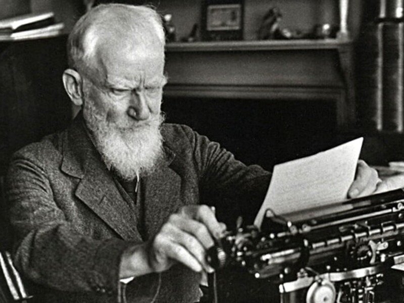 Бернард Шоу за работой.