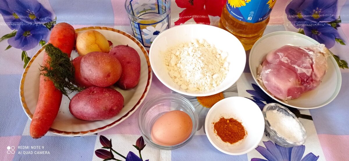 Для супа потребуется: куриное филе 400 г, картофель 3-4 шт, морковь 1 шт, лук 1 шт, яйцо 1 шт, мука 150 г, вода 2 столовые ложки, соль, специи, растительное масло.