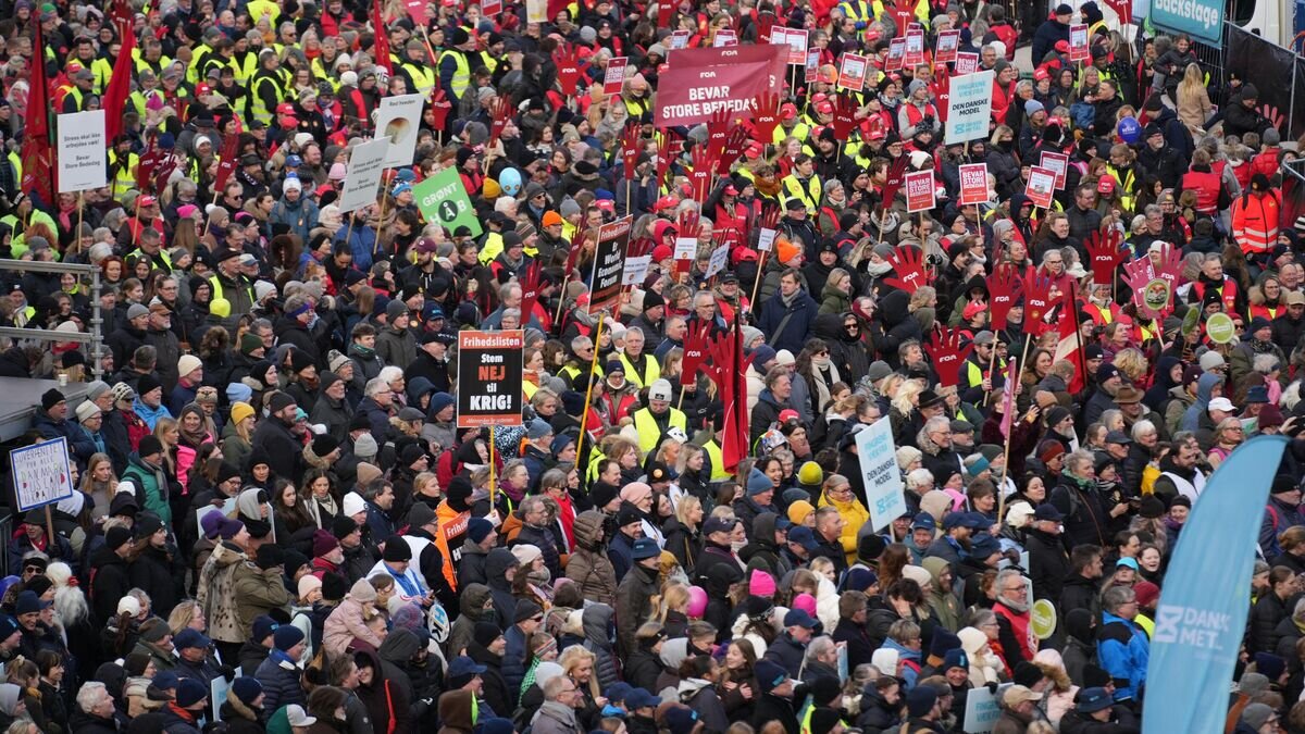    Протестующие на площади Кристиансборг перед датским парламентом в Копенгагене во время демонстрации против отмены государственных праздников для финансирования оборонного бюджета Дании© AFP 2023 / Emil Helms