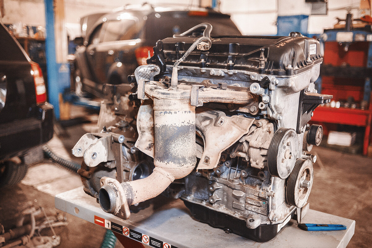 Двигатель ED3 2.4 литра в сборе с выпускным коллектором и катализатором