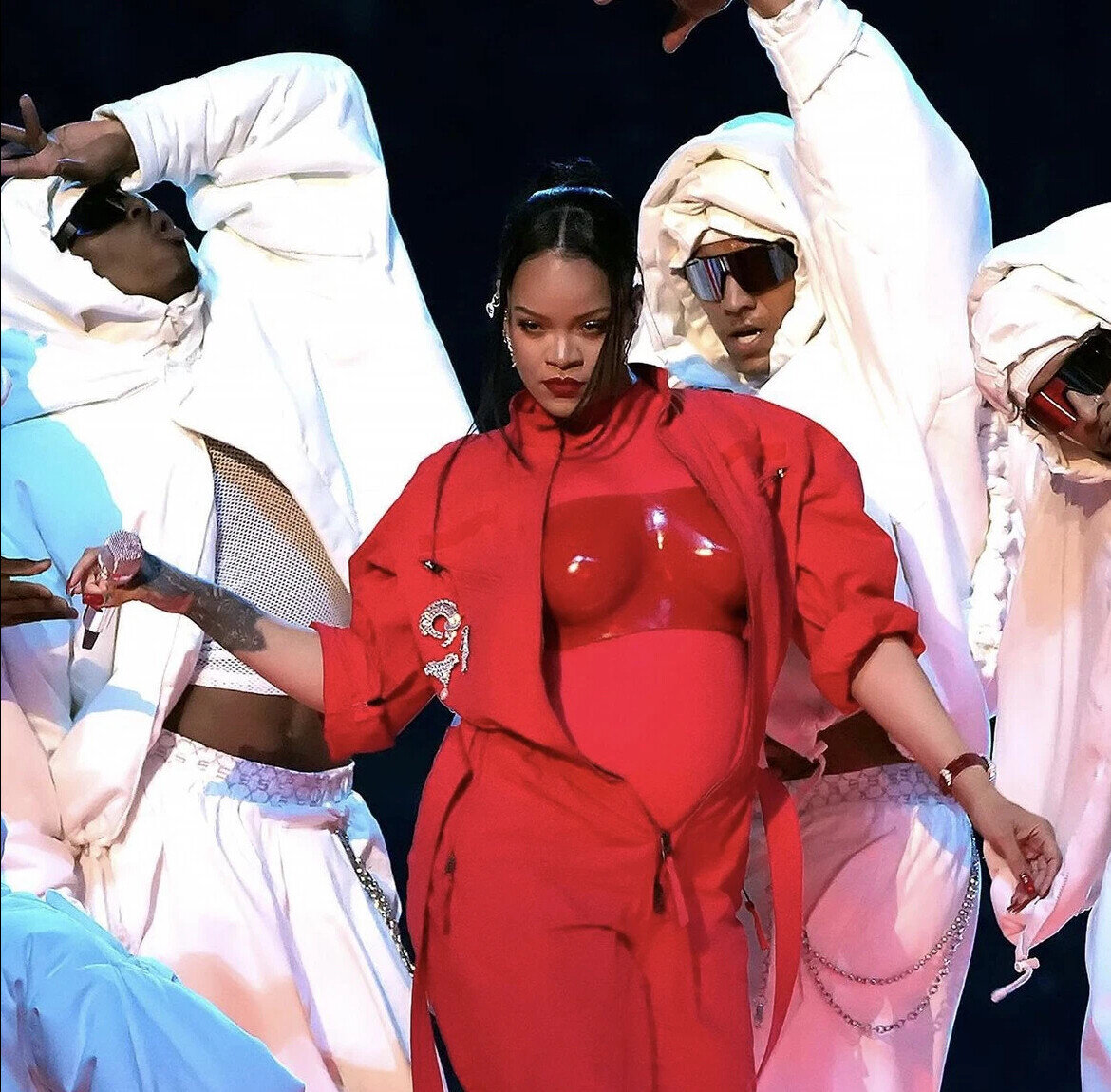 «Мы так и знали!» — обрадовались фанаты, когда Рианна объявила о второй беременности 9 месяцев спустя после первых родов. Кто грудью кормил, кстати, тот поймет всю практичность пластикового нагрудника))