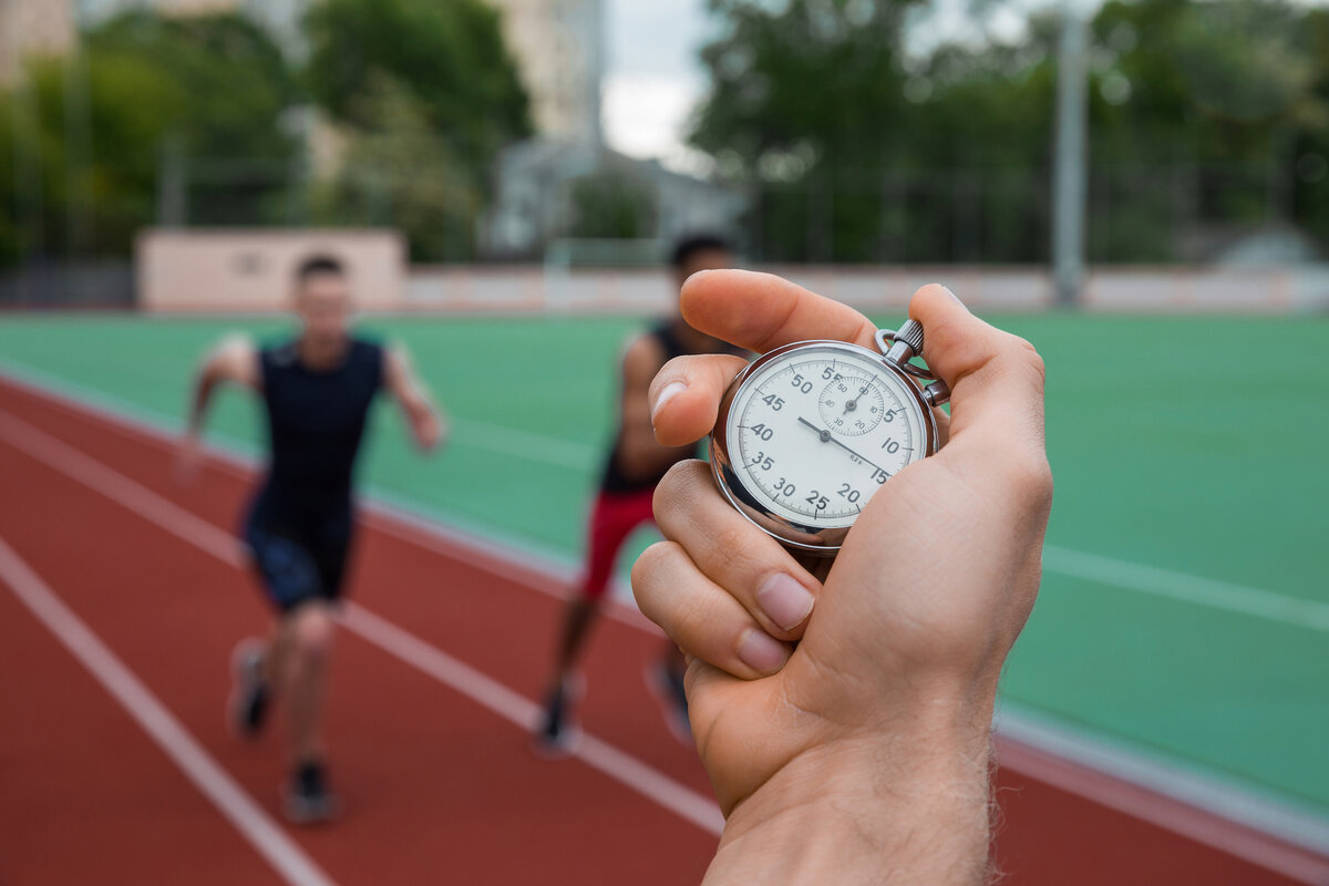 Sport timing. Тренер с секундомером. Секундомер бег. Тренер по бегу с секундомером. Тренер с секундомером на стадионе.