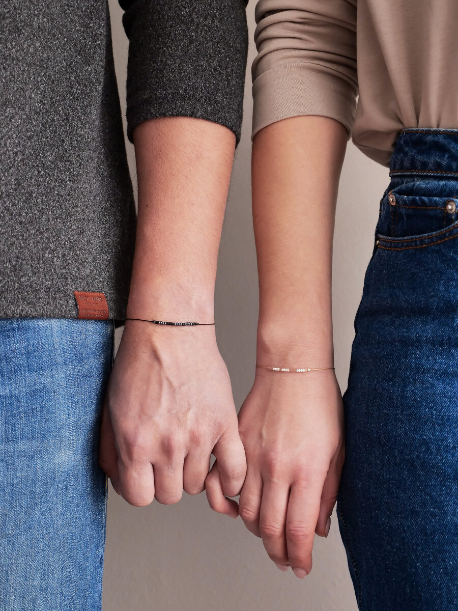 Парные браслеты с надписью Люблю
