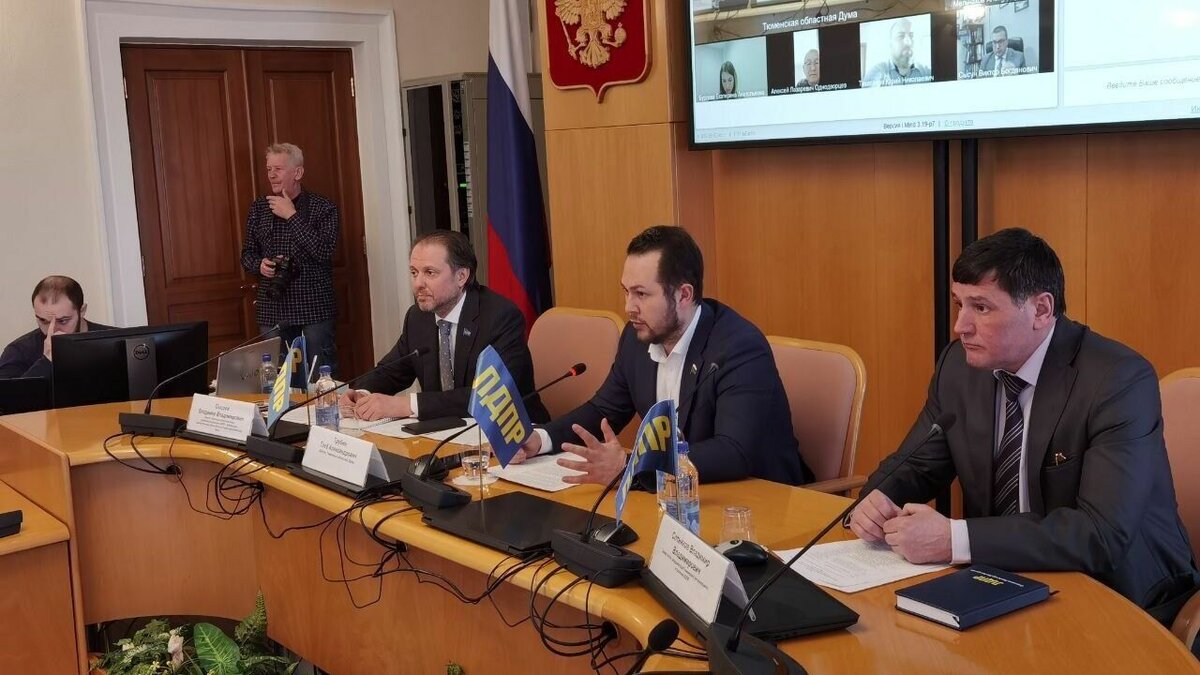     В областной столице депутаты Тюменской облдумы фракции ЛДПР организовали круглый стол по вопросам роста тарифов ЖКХ. Представители организаций и областных властей рассказали о поставляемых услугах и тарифах. Депутаты и горожане задали им ряд острых вопросов.