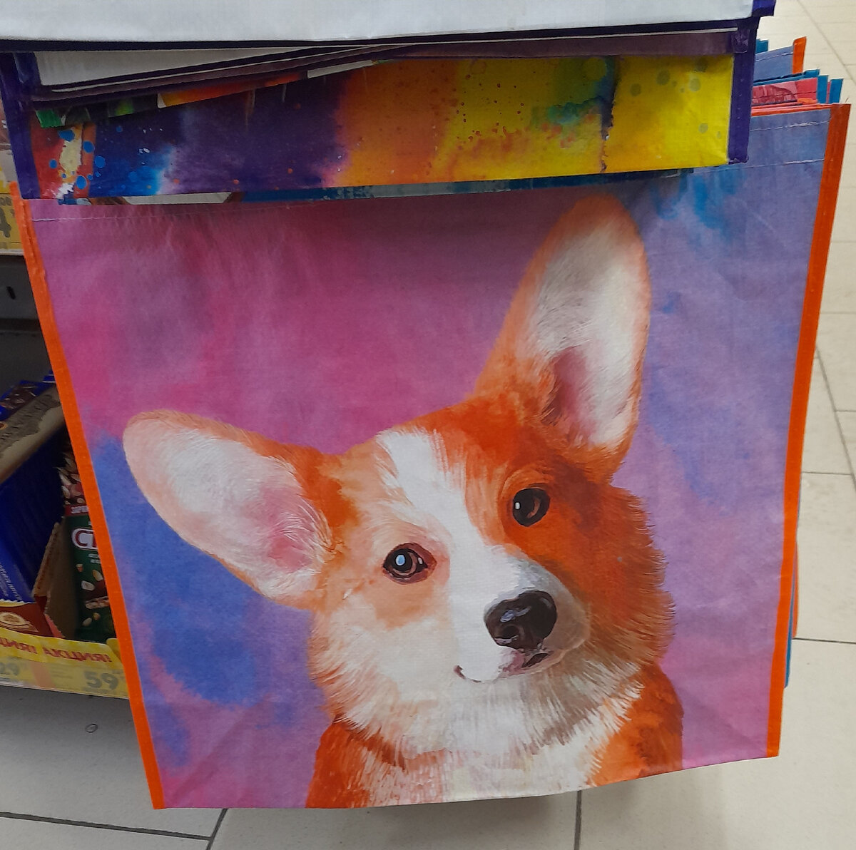 Вот такой корги встретил меня в магазине.