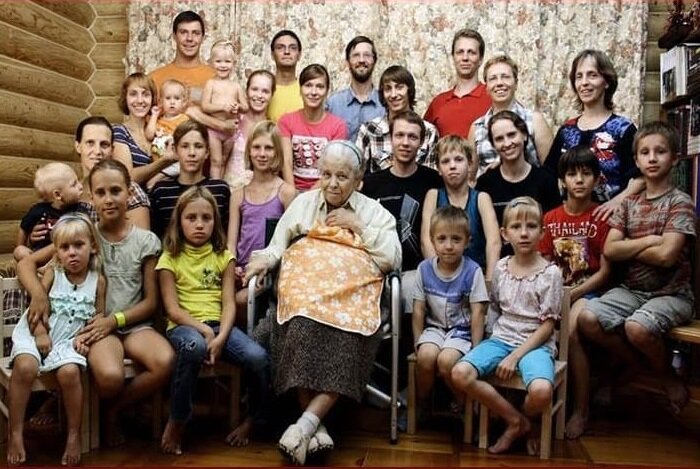  Лена Алексеевна в окружении детей и внуков и правнуков.