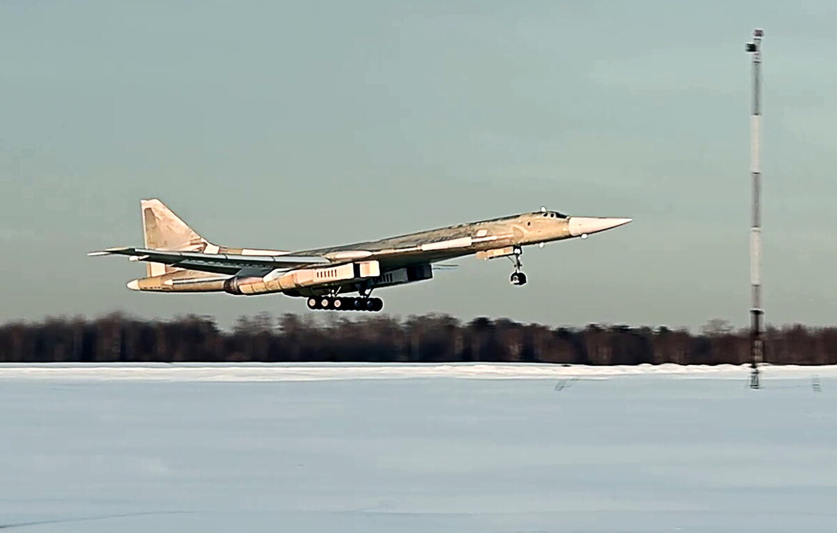    Модернизированный стратегический бомбардировщик Ту-160М  Пресс-служба ОАК/ТАСС