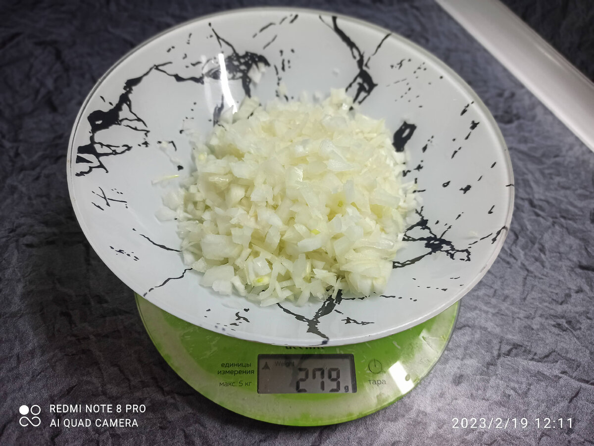 Нарезаем лук. Листайте картинки.