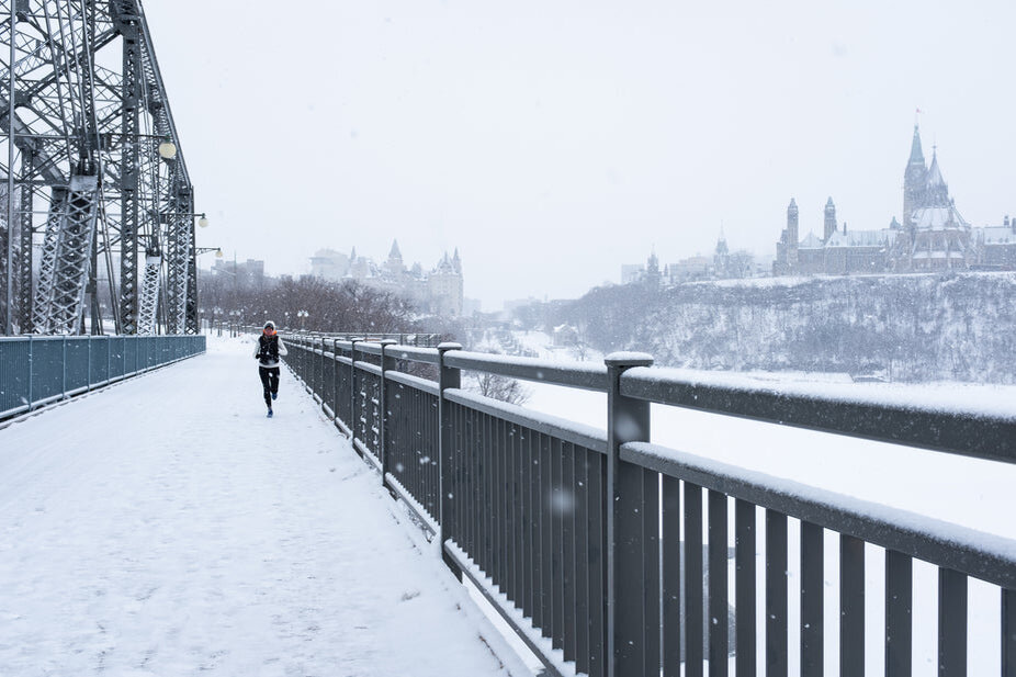https://burst.shopify.com/photos/search?q=running+winter&button=