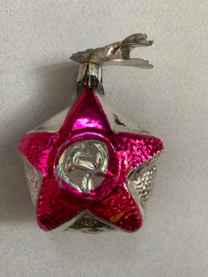 Шар с серпом, молотом и пятиконечной звездой: ОФ №3856, 6,5х6,5 см; стеклянная форма, покрытая нитритом серебра, ручная роспись